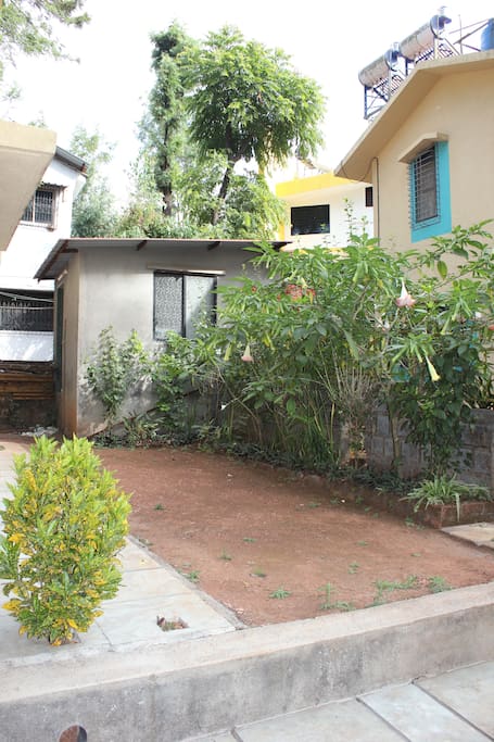 Bungalow surrounding 1