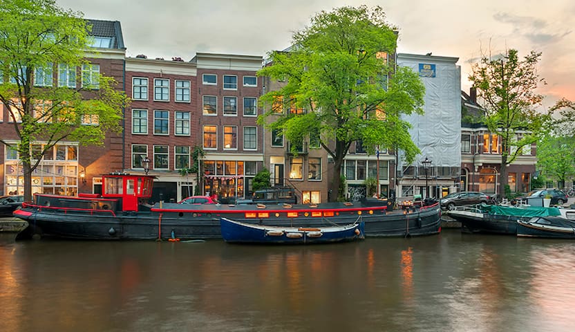 Whole houseboat in Amsterdam centre