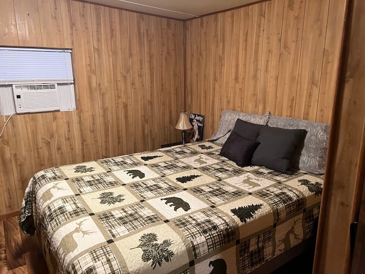 Kitanda cha ukubwa wa malkia katika chumba cha kulala cha nyuma