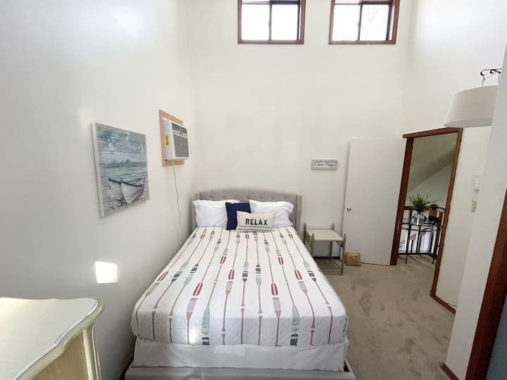 Dhoma kryesore e gjumit në katin e sipërm - Krevat dopio "queen"