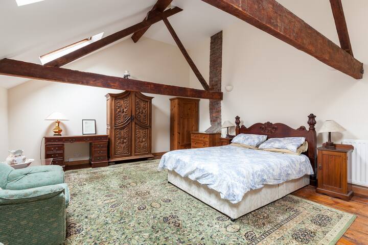 A Coach House (University area)