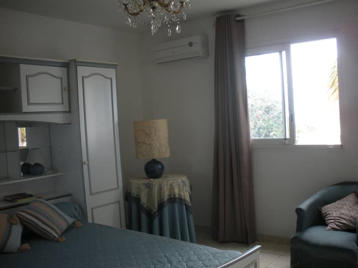Spacious and clear room 10 minutes from airport