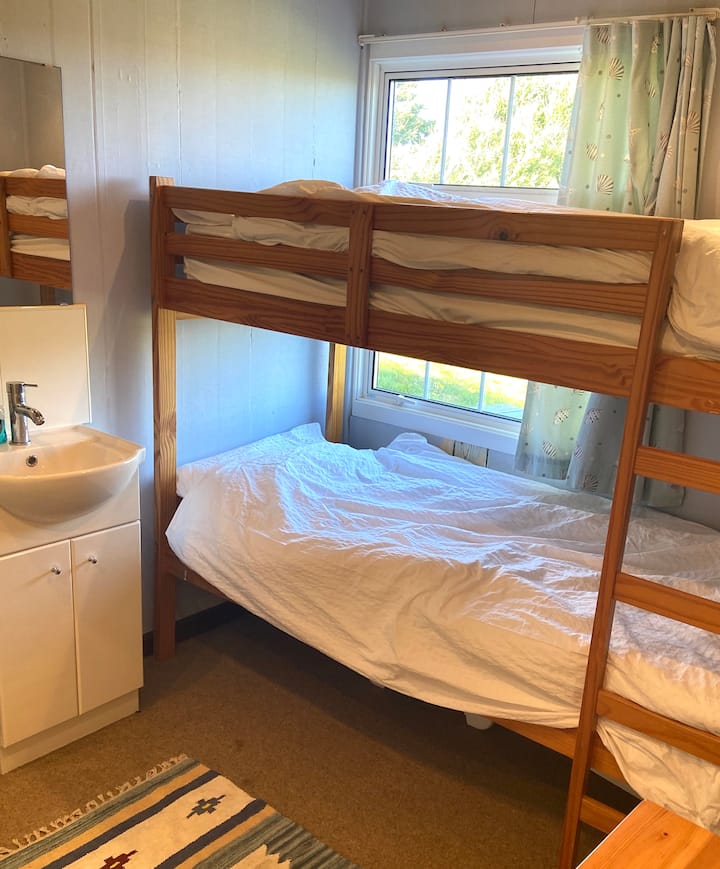 El dormitorio 4 se encuentra en la parte trasera de la casa. Está equipado con su propio lavabo, ducha e inodoro.