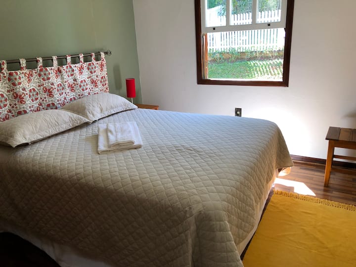 配有标准双人床的房间