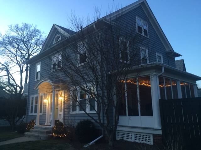 My Inviting East Side Center Hall Colonial gallery image 4