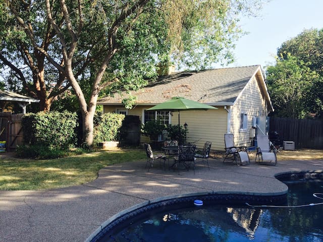 Cozy private cottage with pool
