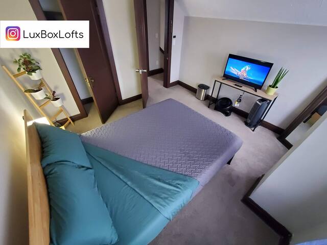 The Mint at LuxBox Lofts - Private Room