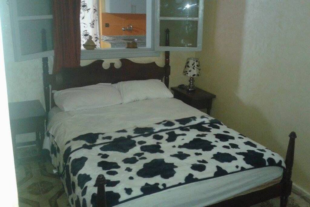 il y a deux chambres identiques