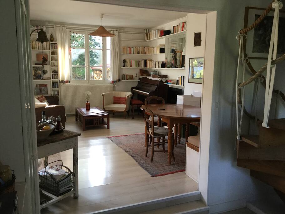 Depuis l'entrée cuisine, vue sur la pièce repas et television