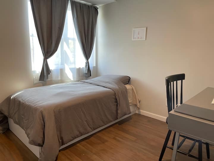 ห้องนอนพร้อมโต๊ะทำงาน