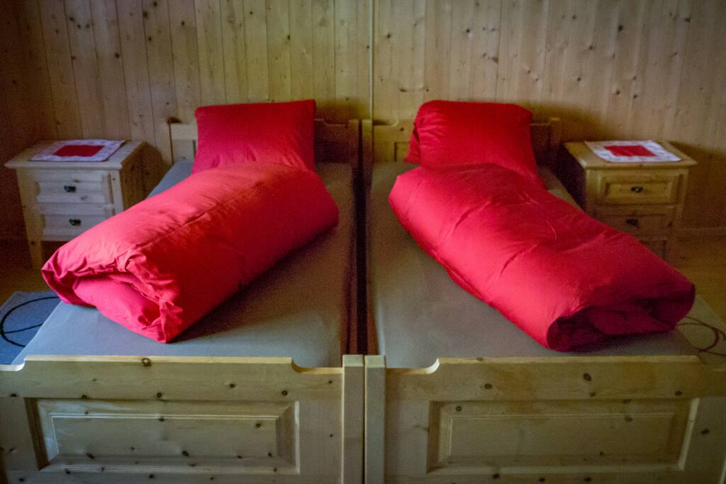 Grosses Schlafzimmer für 2 Personen.