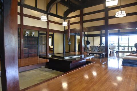 Large, traditional country house with hot spring!