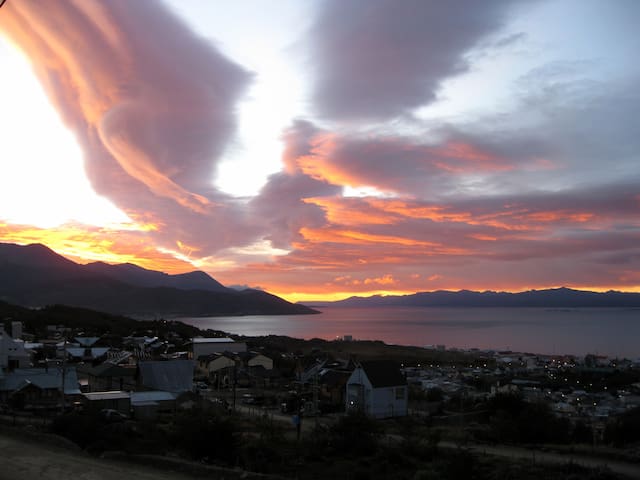 Amanecer frente al Canal Beagle
