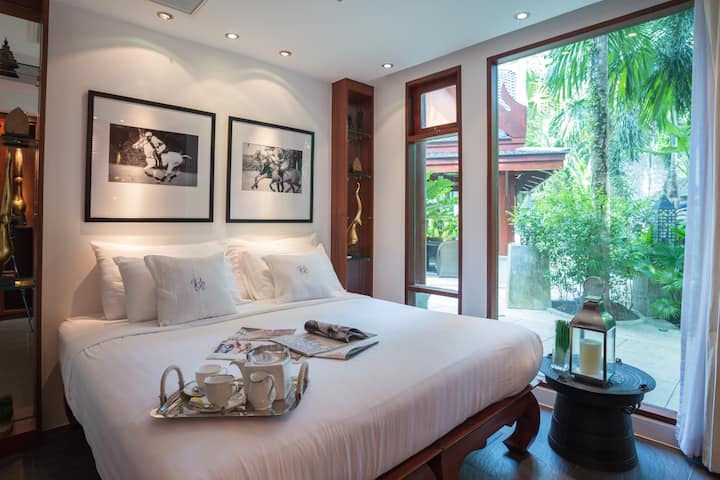 Chambre 4 avec vue sur le jardin avec évier, toilettes et douche extérieure.