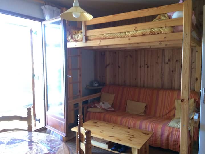 sovplats med mezzaninsäng och bäddsoffa 