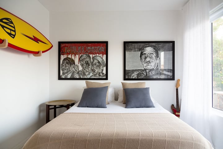 חדר שינה 2 מיטת קווין סייז וחדר רחצה צמוד 