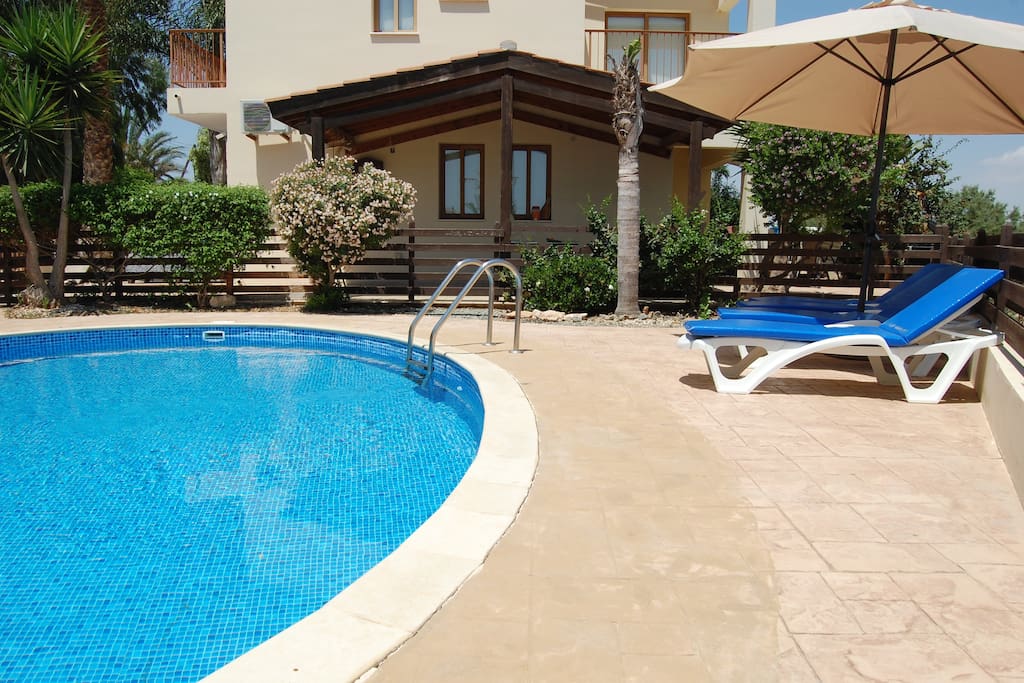 enclosed fenced swimming pool area safe for children