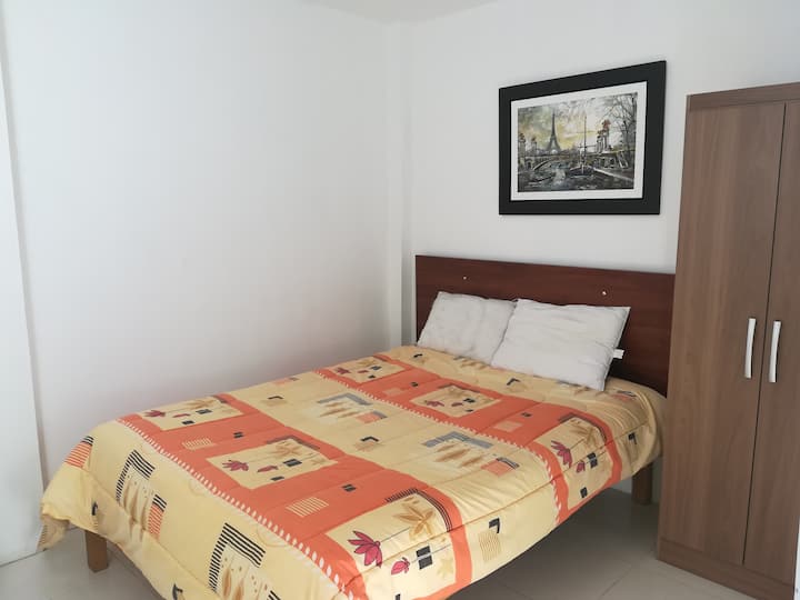 Спална соба 3 (ОПРЕМЕНА СО CANDLEBOARD и ГАРДЕРОБА)