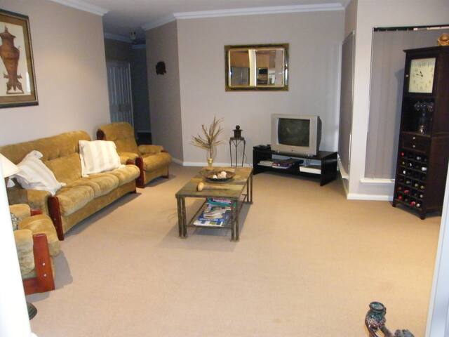 Mountain Park 50 acres+views+river+spa+sleeps 12 gallery image 4