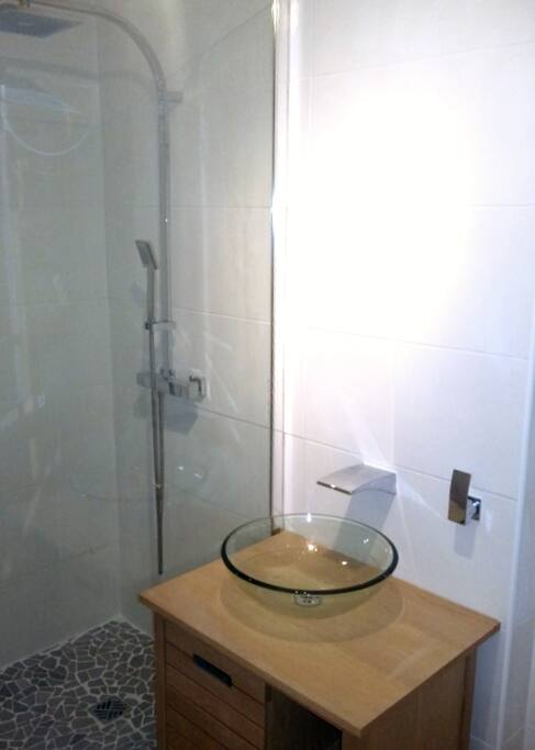Salle de douche moderne avec grande douche à l'italienne