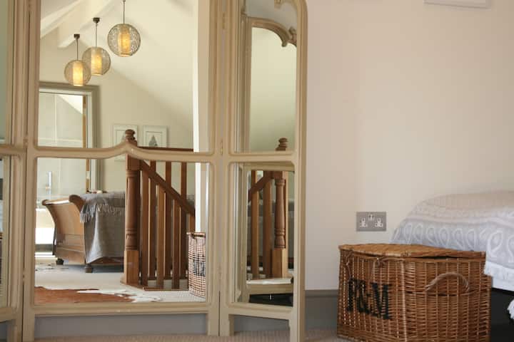 家庭套房内的大镜子