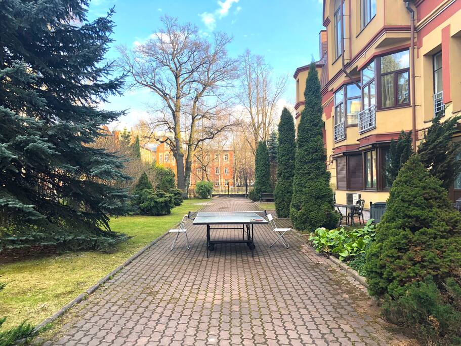 Backyard with Barbecue & Table Tennis