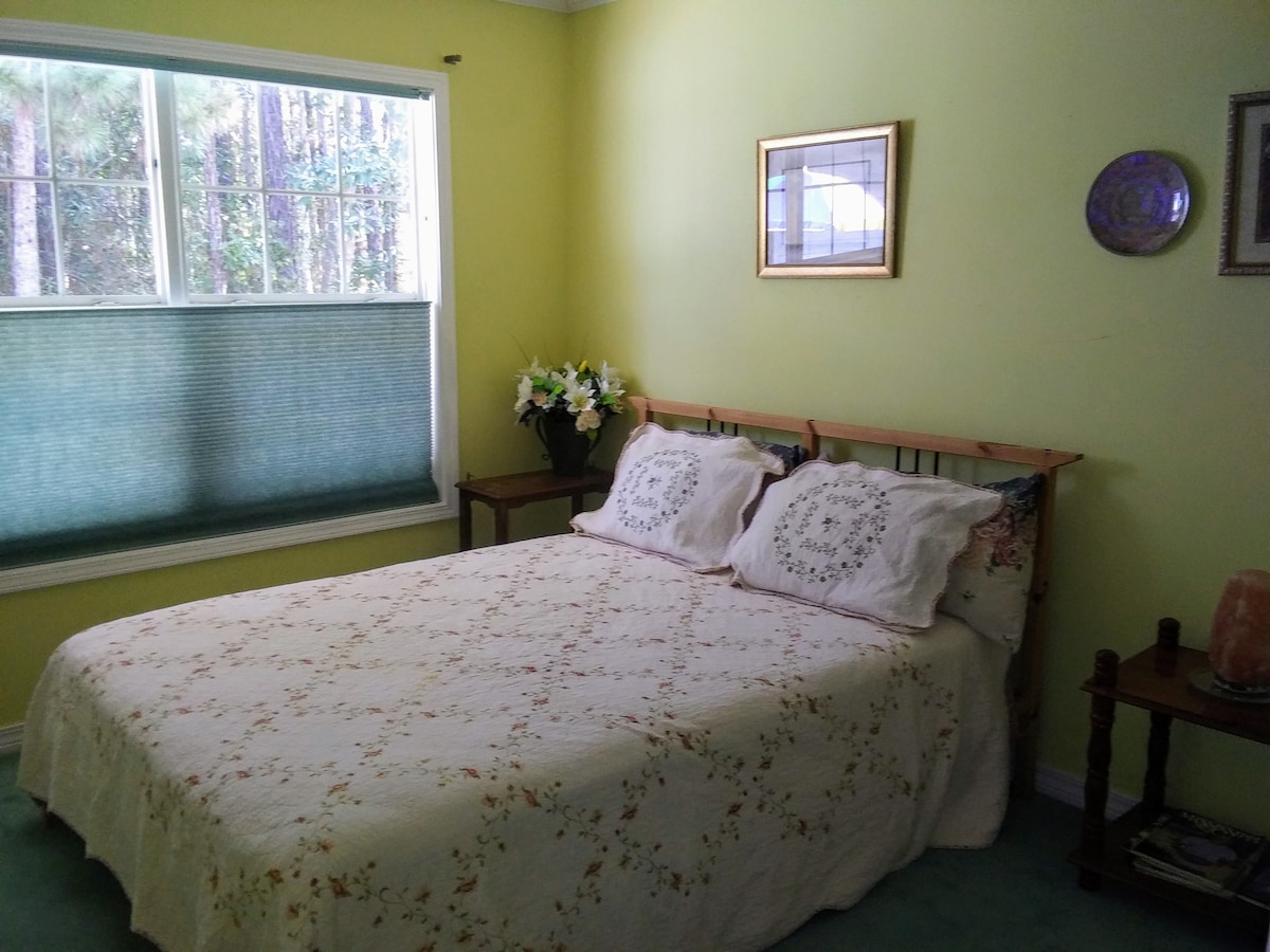 Втората спална соба има мек брачен кревет (широк 150-179 см).