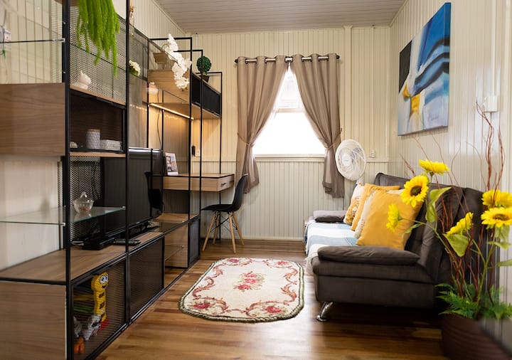 Obývacia izba s televízorom , písacím stolom ,rozkladacou pohovkou, zatemňovacím závesom a stojacim ventilátorom!!