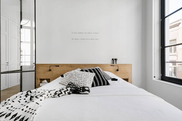 Luxury and charming apartment, with terrace and view over towers of Ghent. gallery image 4