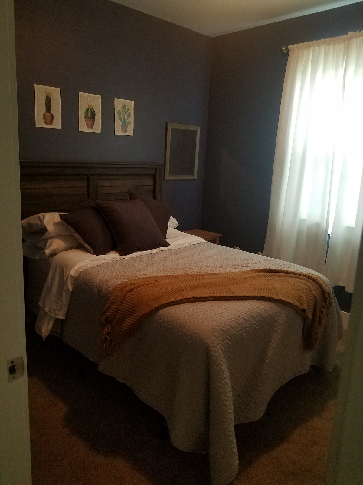 מיטת אורחים בגודל מלא. ניתן להשחיר את החדר כמעט במלואו. חלון הפונה מערבה. 