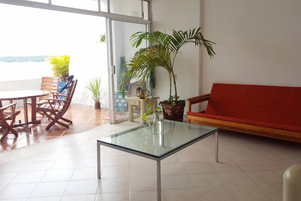 Agradable Terraza con Vista al al Lago