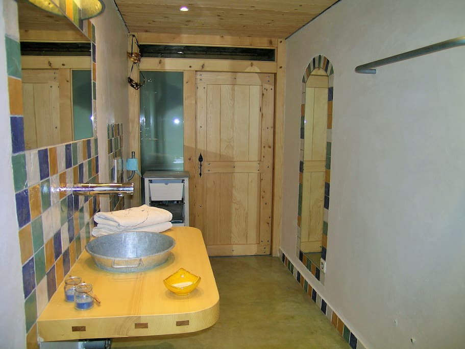 Salle de bain spacieuse privative, accès par escalier