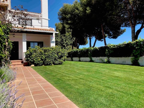 STYLISH BEACH HOUSE, 600m to sea, 50k to Barcelona