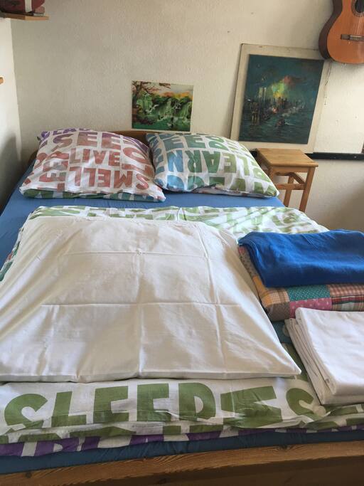 Bed is 220cm x 140cm. Fresh linen, blankets and pillows