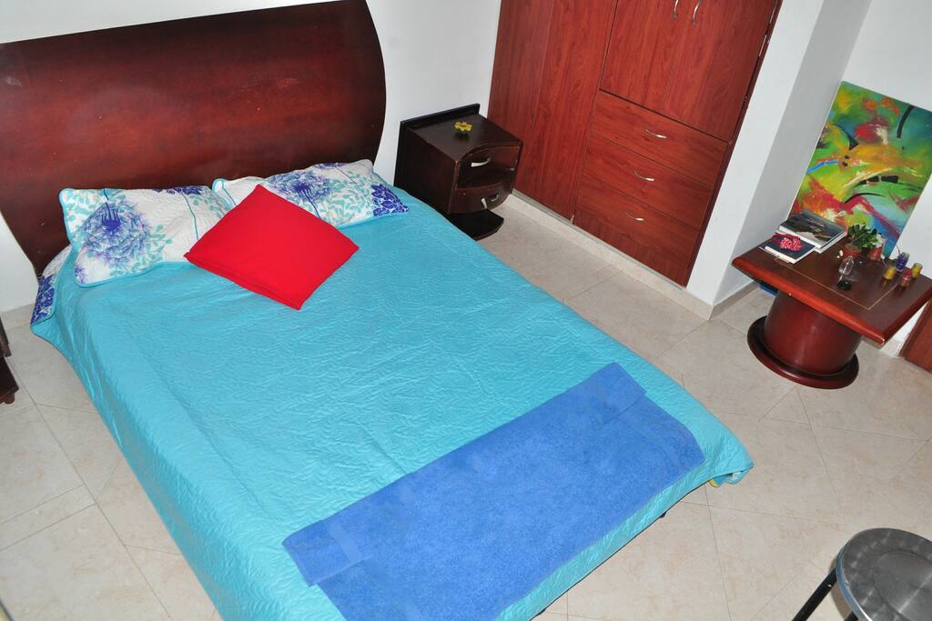 Una cama doble con closet y balcón