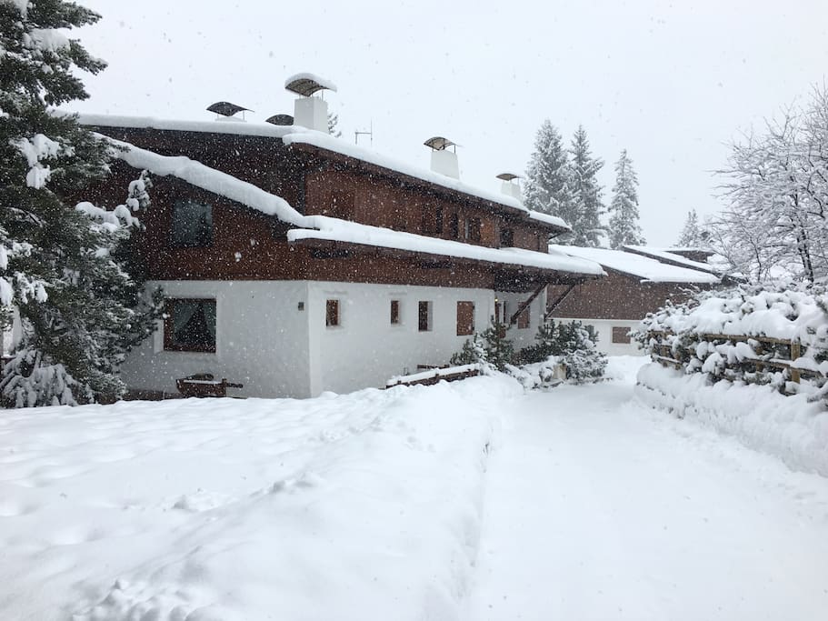 La casa vista dalla strada privata