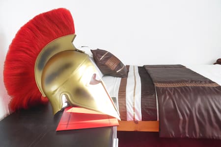 Very Popular! Cosy room: 20 mins from Centre.