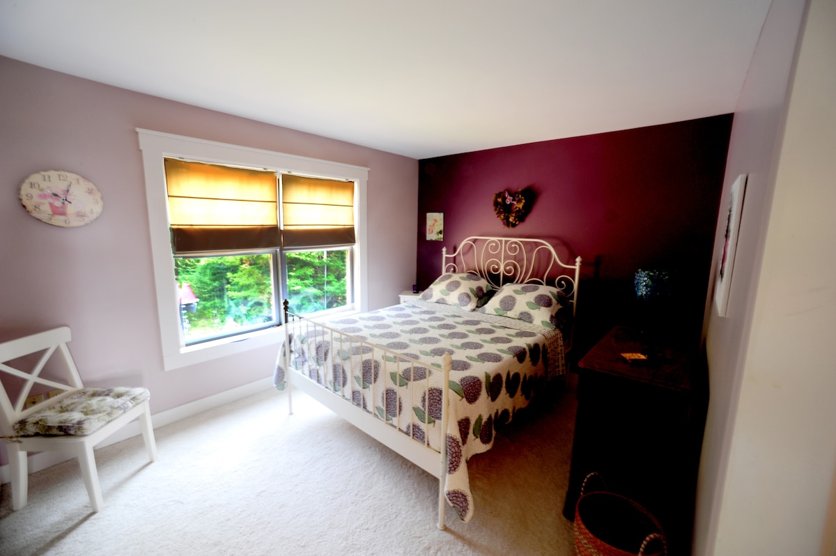 Dormitorio de invitados frente a la propiedad. 