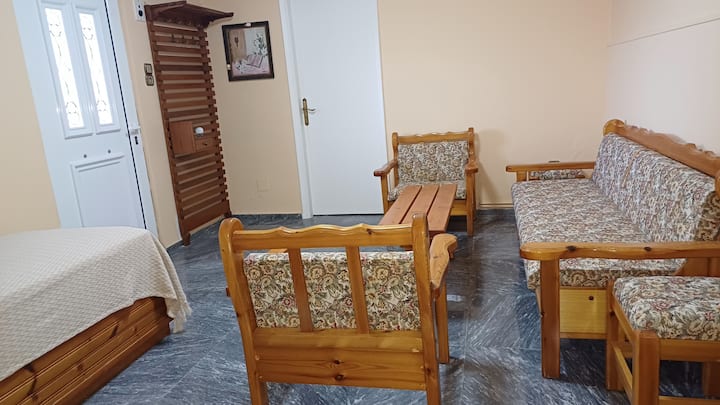 Малка всекидневна  с единично легло