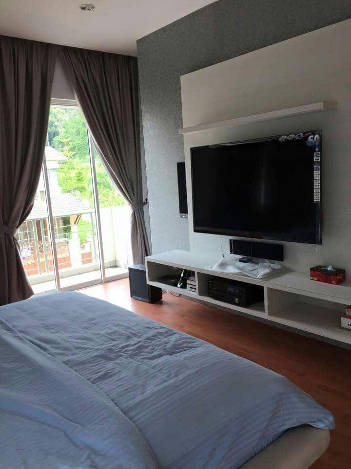 основна спалня с телевизор и озвучителна система