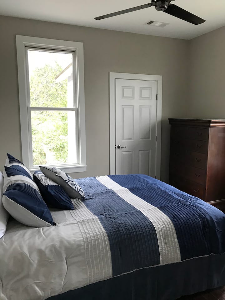 ห้องนอนชั้นบนห้องที่ 2 พร้อมห้องน้ำส่วนตัวเต็มรูปแบบ