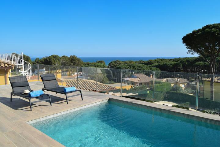 Villa with pool and air conditioning, sea view gallery image 4