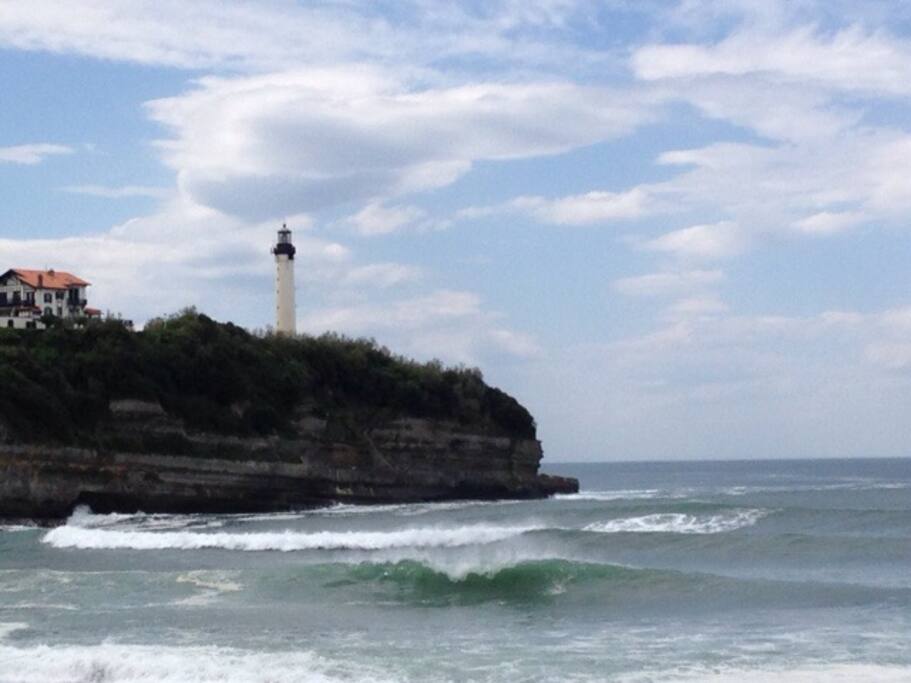 Phare de Biarritz depuis la plage de la Chambre d'Amour à Anglet