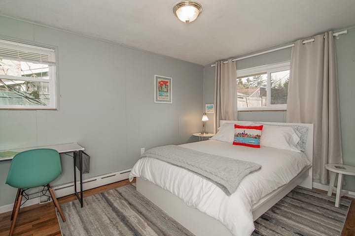 Deuxième chambre avec un lit queen et un bureau