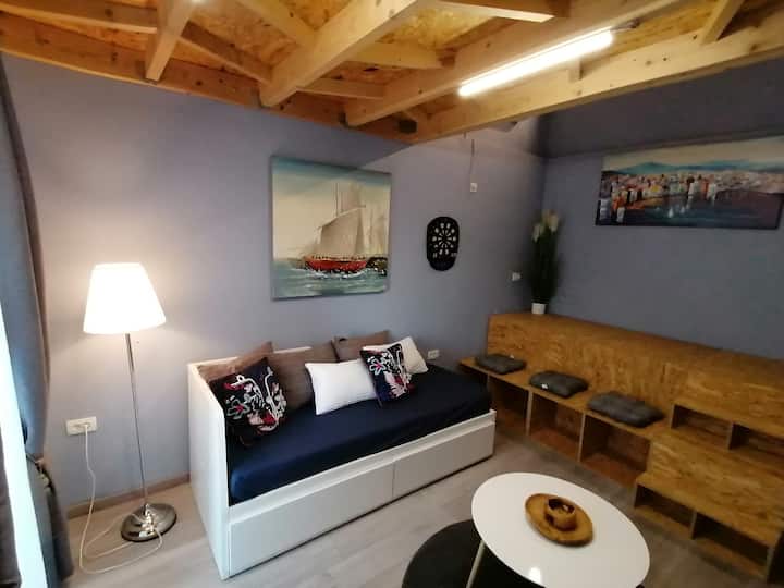 ห้องเล่นเกมพร้อมเกมปาเป้า PS4 พร้อมเกม 40 เกมสมาร์ททีวีจอใหญ่พร้อมเน็ตฟลิกซ์ในแกลเลอรี่เตียงใหญ่ขนาด 140x200 ซม. สำหรับ 2 คนและเตียงเสริมสำหรับ 1 หรือ 2 คน 