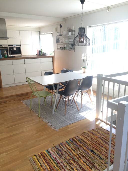Livingroom table with five seatings. There is an additional bench available, if there is a need to seat more people.