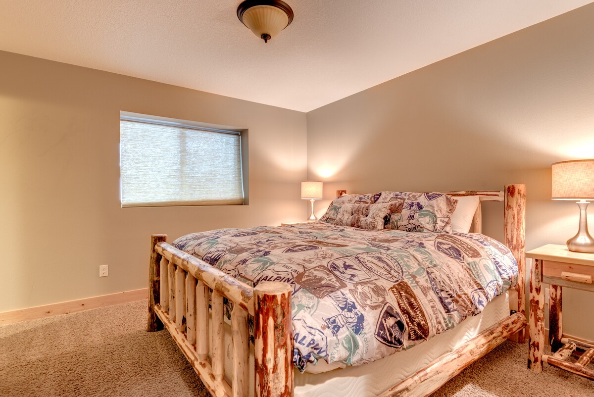 Veľká manželská posteľ na prízemí