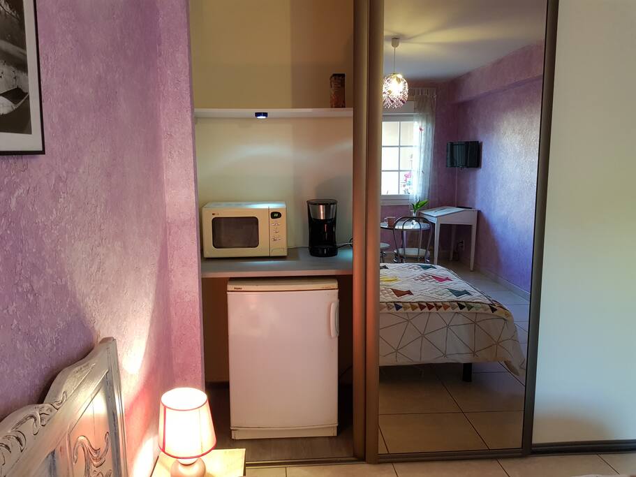 Frigo, micro-onde, cafetière, bouilloire. Café, thé et tisane fournis
