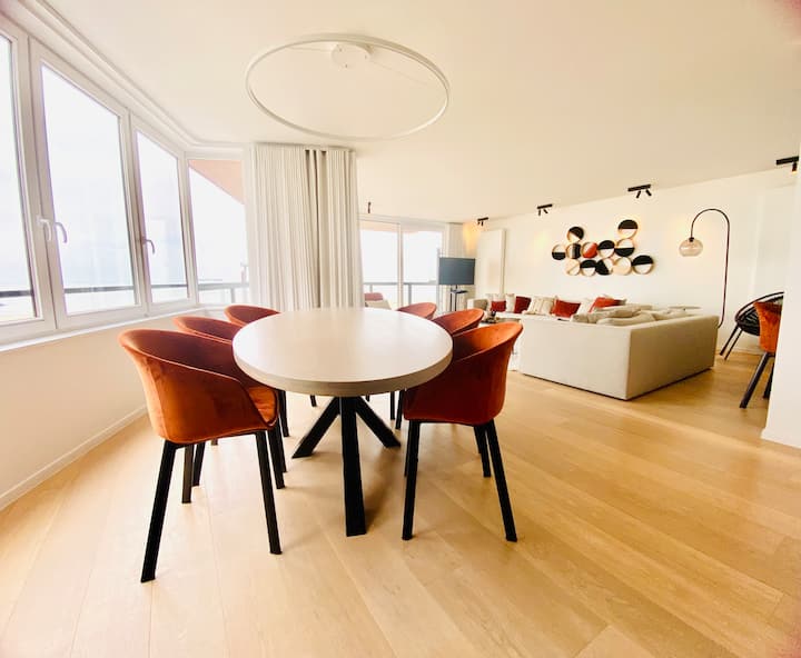 Very bright apartment with sea view.