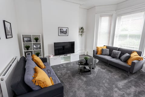 Top performing Airbnb: Spacious Comfortable house close to Etihad+parking in Longsight